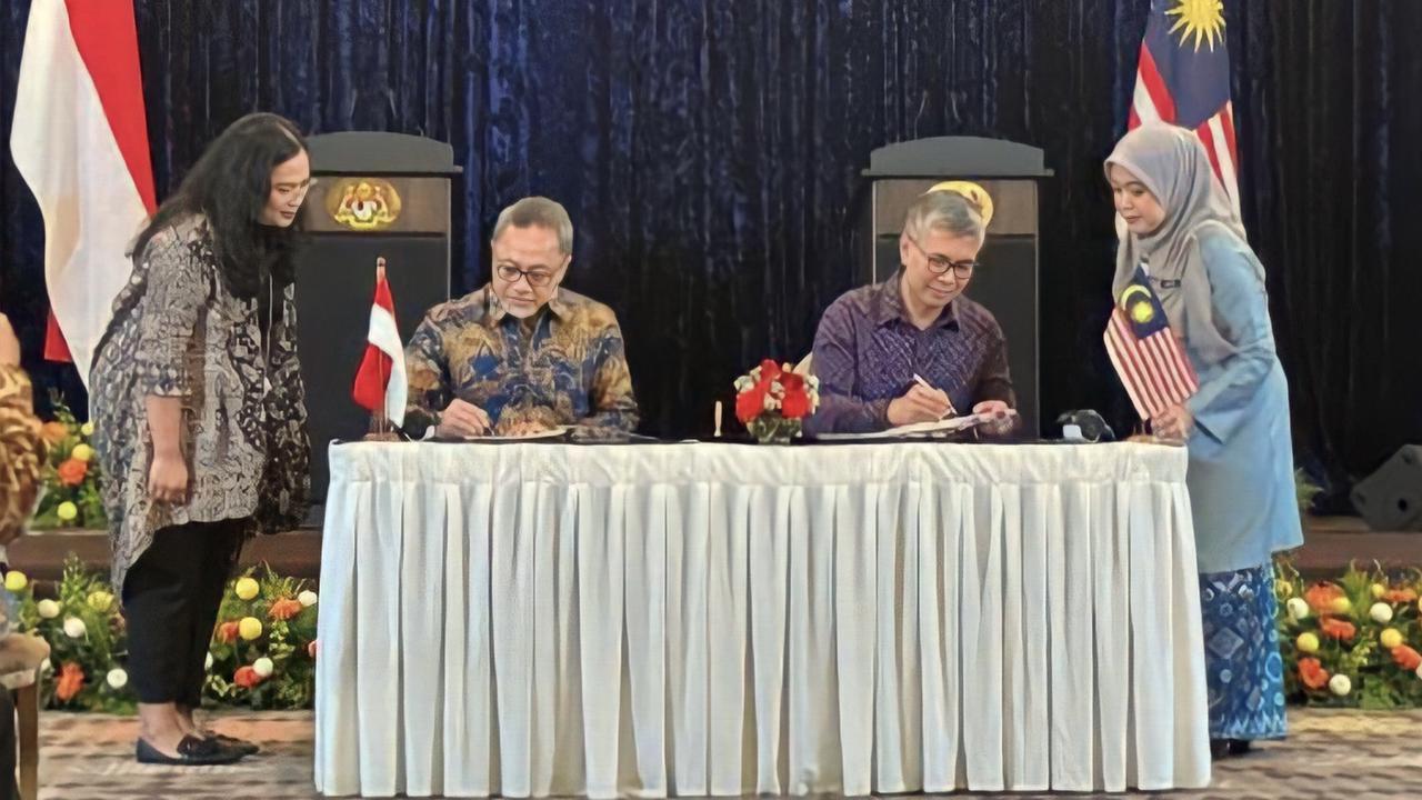 Menteri Perdagangan Zulkifri Hasan alias Zulhas bersama Menteri Perdagangan Internasional dan Industri Malaysia Tengku Zahrul Aziz menandatangani perpanjangan Perjanjian Perdagangan Perbatasan Indonesia-Malaysia (BTA)