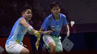 Pebulu tangkis ganda putri Indonesia, Apriyani Rahayu/Siti Fadia Silva Ramadhanti saat bertanding melawan pebulu tangkis ganda putri China, Zhang Shu Xian/Zheng Yu pada babak 16 besar Indonesia Open 2022 di Istora Senayan, Jakarta, Kamis (16/06/2022). (Bola.com/Bagaskara Lazuardi)