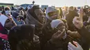 Pengungsi dari Ukraina berkumpul untuk naik bus dari perbatasan di Medyka ke Przemysl, Polandia timur, 28 Februari 2022. Lebih dari setengah juta orang telah meninggalkan Ukraina sejak invasi Rusia dengan lebih dari setengahnya melarikan diri ke Polandia. (Wojtek RADWANSKI/AFP)