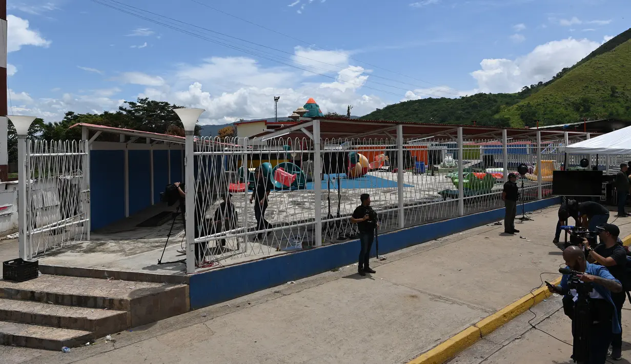 Pemandangan kolam renang di penjara Tocoron di Tocoron, Negara Bagian Aragua, Venezuela, diambil pada tanggal 23 September 2023. (Photo by YURI CORTEZ / AFP)