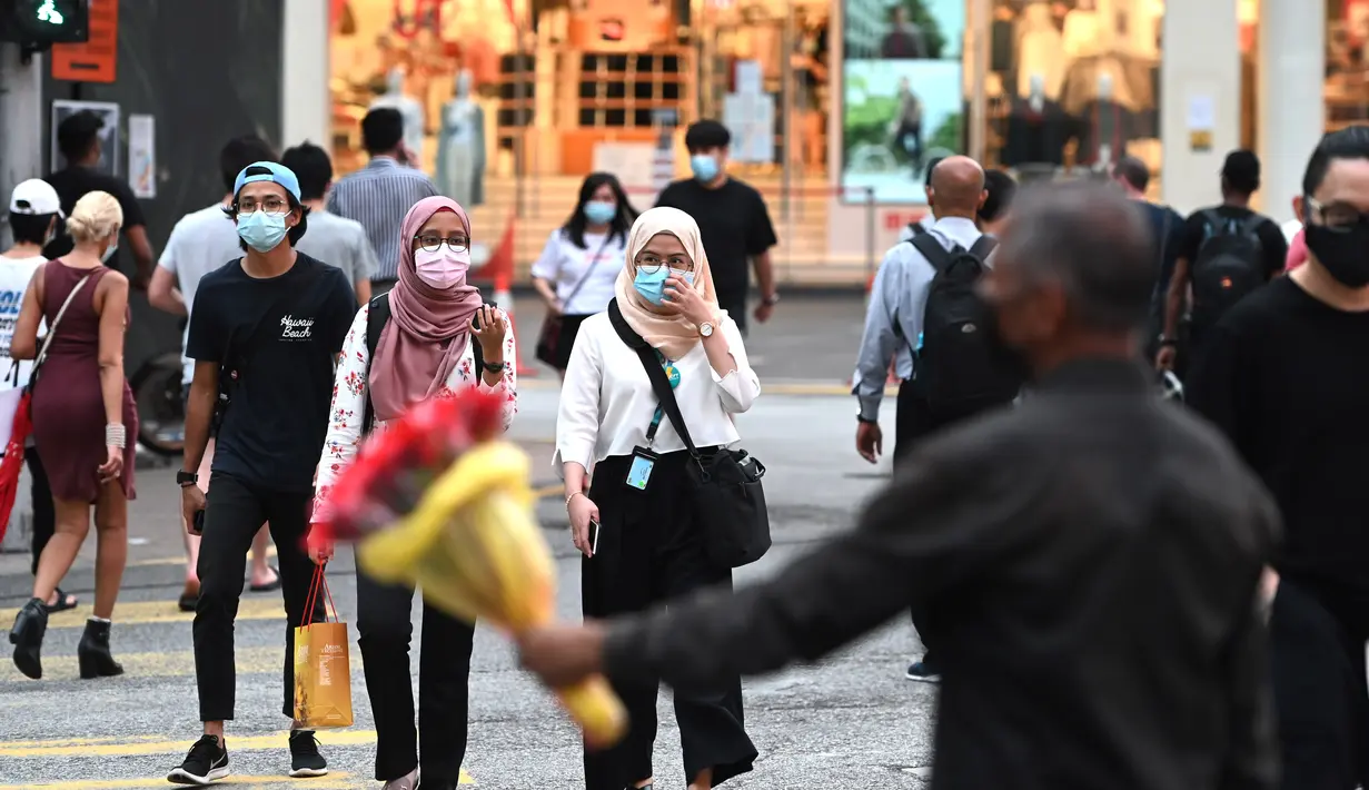 Sejumlah orang yang mengenakan masker melewati sebuah jalan di Kuala Lumpur, Malaysia 24/11/2020). Malaysia pada Selasa (24/11) melaporkan 2.188 kasus baru COVID-19 dalam lonjakan harian tertinggi sejak wabah coronavirus merebak di negara itu. (Xinhua/Chong Voon Chung)