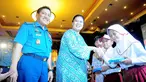 Kepala Staff Angkatan Laut (Kasal) Laksamana TNI (kanan) memberikan penghargaan di Balai Samudera, Jakarta, Jumat (13/06/14). (Liputan6.com/Faizal Fanani)