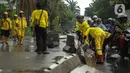 Petugas Sudin Bina Marga merapikan separator busway yang berserakan pascabanjir di Jalan Daan Mogot, Cengkareng, Jakarta, Jumat (3/1/2020). Separator busway tersebut berantakan akibat banjir yang menerjang sejak kemarin. (Liputan6.com/Faizal Fanani)