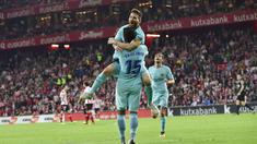 Pemain FC Barcelona, Paulinho Bezerra dan Lionel Messi merayakan gol saat melawan Athletic Bilbao pada lanjutan La Liga Santander di San Mames stadium, Bilbao, (28/102017). Barcelona menang 2-0. (AP/Alvaro Barrientos)