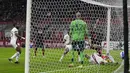 Pemain AC Milan Olivier Giroud (kanan) mencetak gol ke gawang Torino pada pertandingan Liga Italia Serie A di Stadion San Siro, Milan, Italia, 26 Oktober 2021. AC Milan menang 1-0. (AP Photo/Luca Bruno)