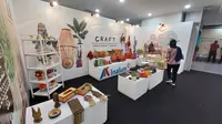 Kementerian BUMN menggelar Bazaar UMKM untuk Indonesia di Sarinah, Jakarta Pusat. Pengusaha sektor kerajinan, fesyen, hingga kuliner pun berjejer menghiasi lokasi bazaar.