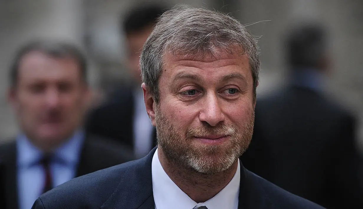 1. Roman Abramovich - Pemilik Chelsea ini menolak keinginan Mourinho untuk memboyong bek baru, John Stones. Akibatnya terbukti lini belakang The Blues tampil mengecewakan musim ini. (AFP/Carl Court)
