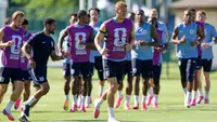 Para pemain Tiimnas Inggris berlari saat latihan untuk turnamen sepak bola Piala Dunia di Kansas City, Missouri, Sabtu, 13 Juni 2026. (AP Photo/Charlie Riedel)