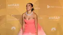 Tinashe berpose saat menghadiri amfAR Gala Los Angeles 2022 di Pacific Design Center di West Hollywood, California pada 3 November 2022. Tinashe menyematkan rambut cokelatnya ke belakang untuk malam itu, dengan beberapa helai ditinggalkan untuk tampilan yang sangat chic. (Jon Kopaloff/Getty Images/AFP)