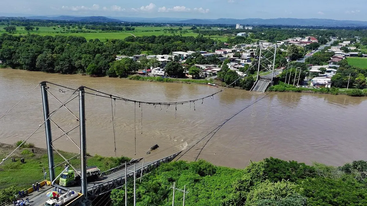 Jembatan gantung runtuh Ekuador. (AFP)