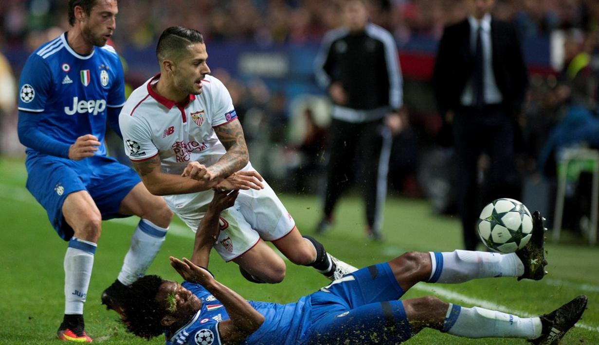 Gelandang Sevilla, Vitolo, dilanggar pemain Juventus, Juan Cuadrado, pada laga kelima Grup H Liga Champions di Estadio Ramon Sanchez Pizjuan, Selasa (22/11/2016). (AFP/Jorge Guerrero)