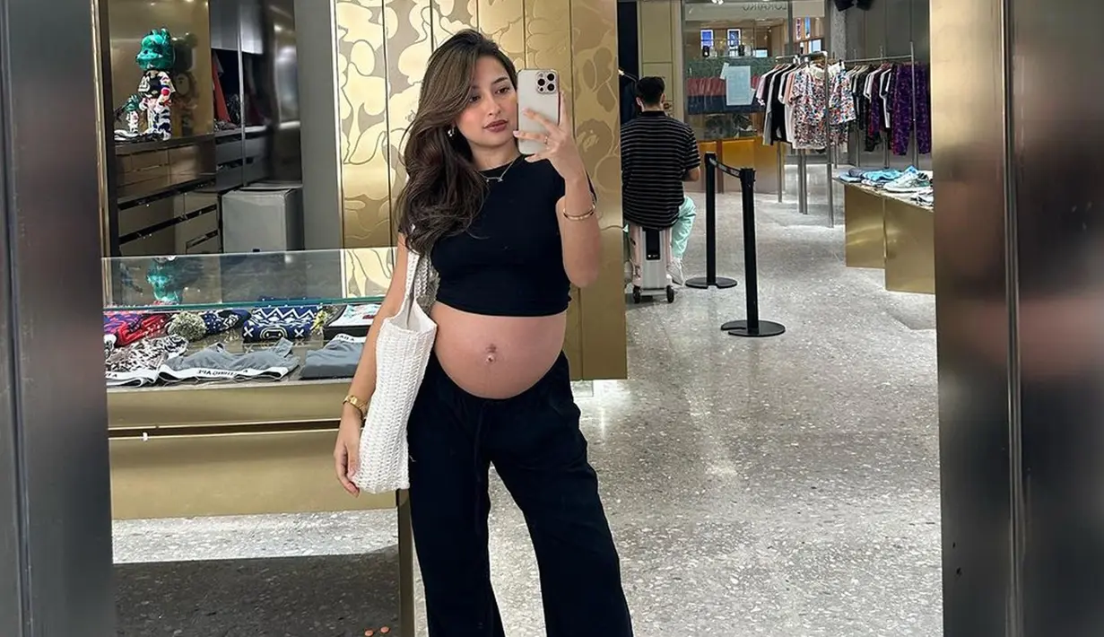 Melalui akun Instagram, Jennifer Coppen kerap mengunggah berbagai kegiatannya. Bahkan, usai mengumumkan soal kehamilannya, ia aktif memperlihatkan baby bump yang makin membesar. (Liputan6.com/IG/@jennifercoppenreal20)