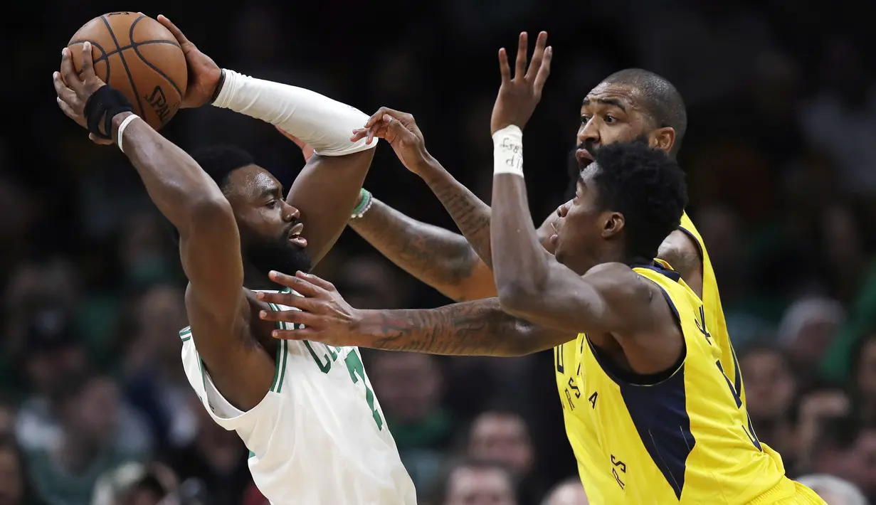 Pebasket Boston Celtics, Jaylen Brown, berusaha melewati kepungan pebasket Indiana Pacers  pada laga NBA di TD Garden, Boston, Kamis (10/1). Celtics berhasil menang 135-108 atas Pacers. (AP/Charles Krupa)