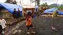 Seorang anak suku Baduy Luar berjalan kaki membawa bantuan berupa perabotan rumah tangga dari Bank BNI untuk korban kebakaran Kampung Cisaban II, Desa Kanekes, Banten, Kamis (01/6). (Liputan6.com/Fery Pradolo)