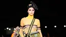 Model cantik, Kendall Jenner berjalan di catwalk menampilkan koleksi Marc Jacobs Spring/Summer 2018 selama New York Fashion Week, Rabu (13/9). Kendall berjalan dengan rambut terbungkus penutup kepala model turban warna hitam. (AP Photo/Kathy Willens)