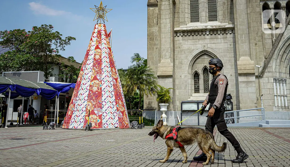 Personel K9 melakukan penjagaan saat penyisiran di Gereja Katedral, Jakarta, Jumat (24/12/2021). Polda Metro Jaya bersama Satuan Brimob melakukan sterilisasi sejumlah gereja guna memastikan bebas dari bahan berbahaya. (Liputan6.com/Faizal Fanani)
