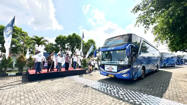Badan Pengelola Keuangan Haji (BPKH) memfasilitasi para perantau untuk kembali ke Jakarta, Bogor, Depok, Tangerang dan Bekasi (Jabodetabek) secara gratis pada Minggu (14/4/2024). (Foto: Tim Humas BPKH)