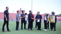 Ketua Umum PSSI, Erick Thohir mendapatkan penjelasan dari Wakil Gubernur Bali, Tjokorda Artha Ardana Sukawati saat melakukan kunjungan ke Stadion Kapten I Wayan Dipta, Gianyar, Minggu (12/3/2023) dalam rangka meninjau kesiapan 6 venue Piala Dunia U-20 2023. (Bola.com/Alit Binawan)