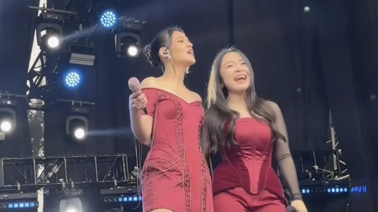 Raisa dan Bernadya di Pestapora 2025 pakai baju serba merah. [@raisa6690]