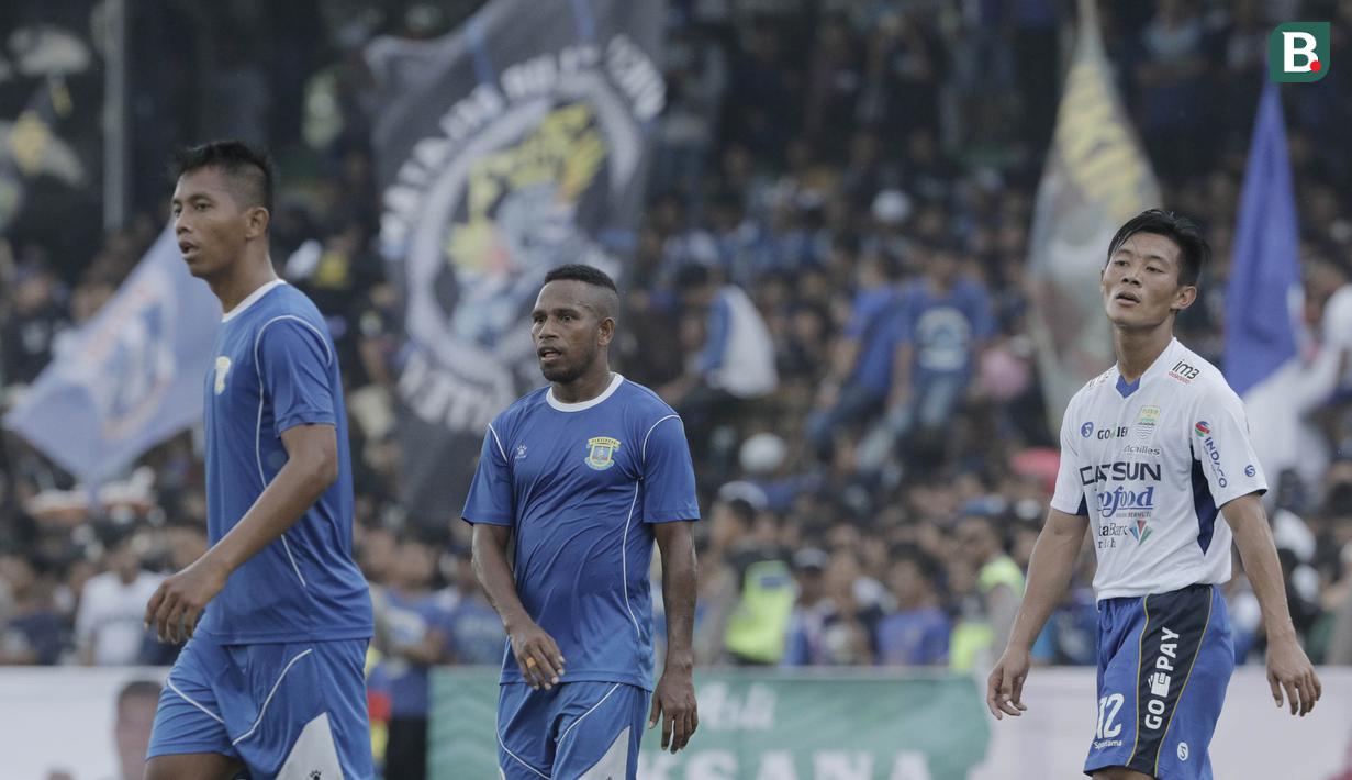 Striker Perserang Serang, Oktovianus Maniani, saat pertandingan melawan Persib Bandung pada laga persahabatan di Stadion Maulana Yusuf, Serang, Kamis (1/3/2018). Persib menang 6-0 atas Perserang. (Bola.com/M Iqbal Ichsan)