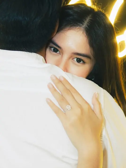 Riasan matanya pun tampak soft, tanpa mengenakan eyeshadow. Hanya terlihat sedikit eyeliner wings pada matanya. [@ochi24]