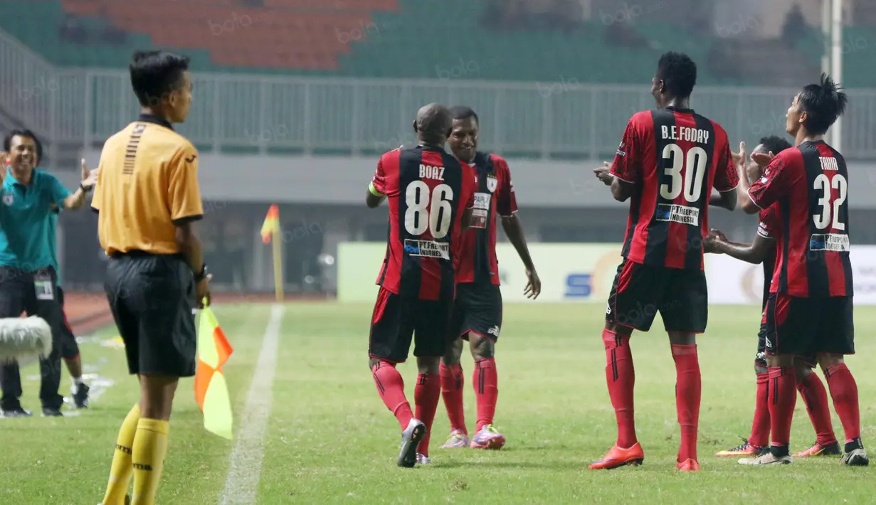 Gol Boaz Solossa untuk Tinus Pae yang berulang tahun saat melawan PS TNI pada laga Torabika SC 2016 di Stadion Pakansari, Bogor, Minggu (19/6/2016). Persipura Menang 3-1. (Bola.com/Nicklas Hanoatubun)