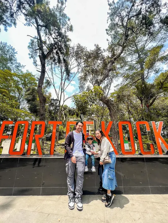 Di kesempatan itu,  Kiky dan Aisya tampil kompak dengan pakaian kasualnya. [Foto: IG/kikysaputrii]