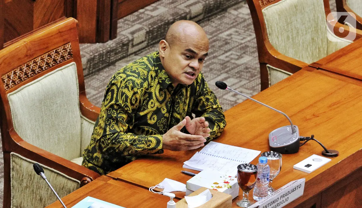 Antonio Pradjasto Hardjo menyampaikan paparan saat mengikuti uji kelayakan Calon Anggota Komisioner Komnas HAM periode tahun 2022-2027 dengan Komisi III DPR RI di Kompleks Parlemen, Jakarta, Jumat (30/9/22). Masing-masing calon akan diberikan waktu 30 menit, termasuk di dalamnya penyampaian visi misi calon, pertanyaan atau respons masing-masing fraksi atas visi-misi calon, serta jawaban calon atas pertanyaan fraksi. (Liputan6.com/Angga Yuniar)