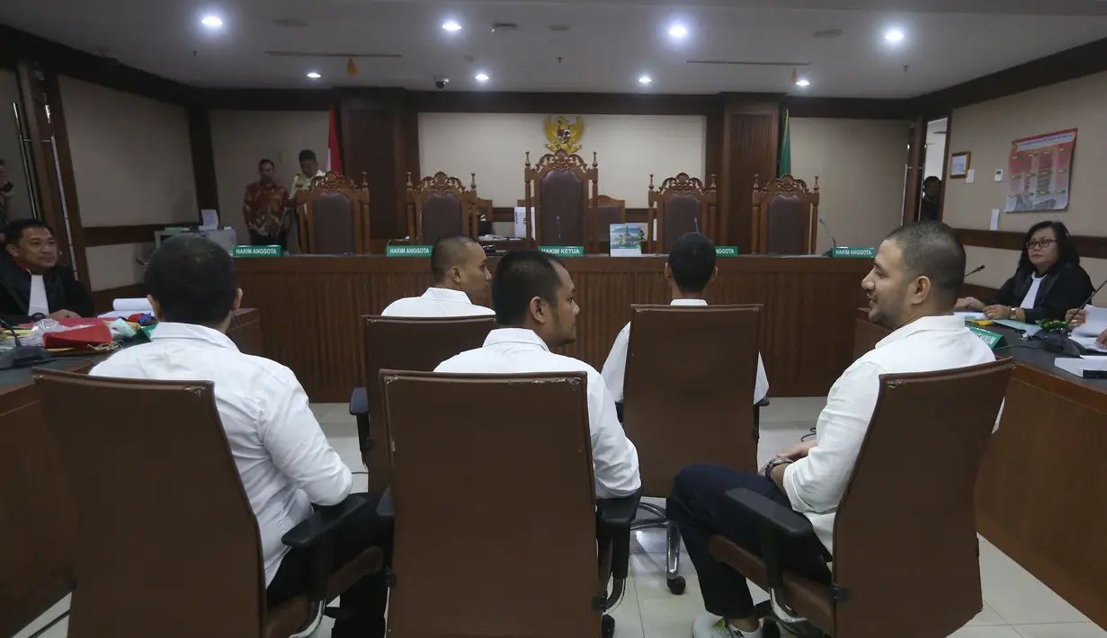 Untuk keperluan sidang tatap muka ini, Ammar Zoni dipindahkan sementara dari Lapas Nusakambangan ke Lapas Narkotika Cipinang, Jakarta Timur. Tampak dalam foto, Pesohor Muhammad Ammar Akbar alias Ammar Zoni (kanan) saat dihadirkan secara langsung pada persidangan terkait kasus peredaran narkotika di dalam Lembaga Pemasyarakatan (Lapas) Salemba di Pengadilan Negeri Jakarta Pusat, Kamis (18/12/2025). (merdeka.com/Arie Basuki)