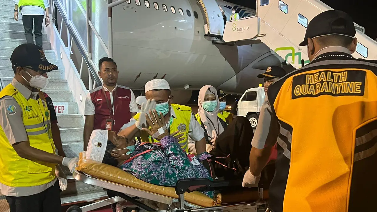 Kedatangan kelompok terbang (kloter) 8 jemaah haji di Bandara Internasional Sultan Aji Muhammad Sulaiman Sepinggan Balikpapan. (Arief/Liputan6.com)