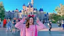 Beby bermain ke Disneyland dengan tema outfit all-pink yang membuat penampilannya semakin modis. (Liputan6.com/IG/@bebytsabina)