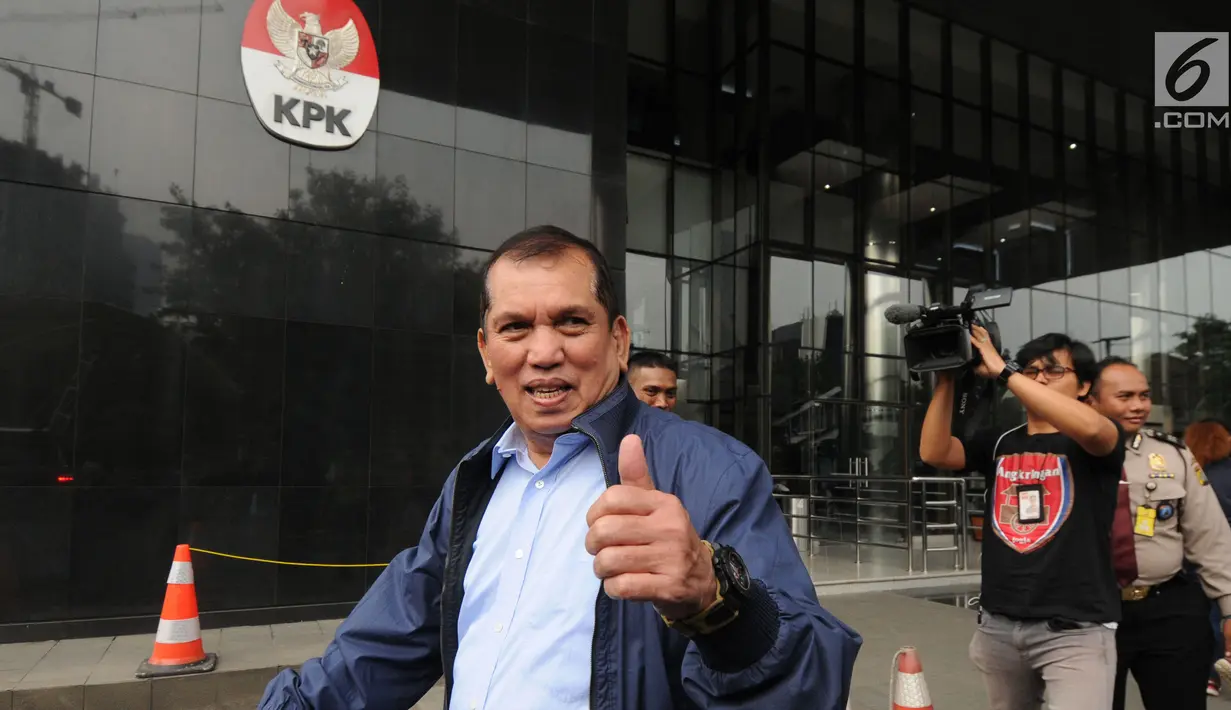 Mantan anggota DPR periode tahun 2009-2014, Chairuman Harahap menyapa awak media usai menjalani pemeriksaan di KPK, Jakarta, Selasa (10/7). Chairuman Harahap diperiksa sebagai saksi kasus dugaan proyek E-KTP. (Merdeka.com/Dwi Narwoko)