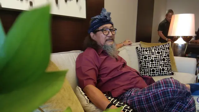 Servasius Bambang Pranoto mendapatkan minyak kutus-kutus usai mengalami sakit pada kakinya (Liputan6.com/Giovani Dio Prasasti)