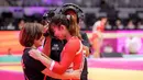 <p>Pesenam putri Indonesia, Alarice Mallica Prakoso (kanan) merayakan aksinya dengan pelatih Eva Novalina Butarbutar setelah pada nomor senam lantai dalam Kejuaraan Dunia Gimnastik 2025 di Indonesia Arena, Senayan, Jakarta, Selasa (21/10/2025). (Bola.com/Bagaskara Lazuardi)</p>