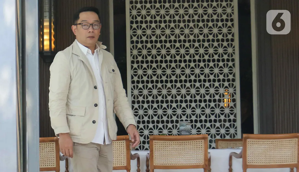 Bakal calon gubernur Jakarta, Ridwan Kamil saat menghadiri rapat perdana bersama tim pemenangan di Hutan Kota Plataran, Senayan, Jakarta, Senin (16/9/2024). (Liputan6.com/Herman Zakharia)