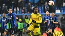 Bek Atalanta, Mattia Caldara dan pemain Borussia Dortmund, Michy Batshuayi berebut bola pada leg kedua babak 32 besar Liga Europa di MAPEI Stadium Citta del Tricolore , Jumat (23/2). Dortmund lolos ke babak 16 besar usai imbang 1-1. (Vincenzo PINTO/AFP)