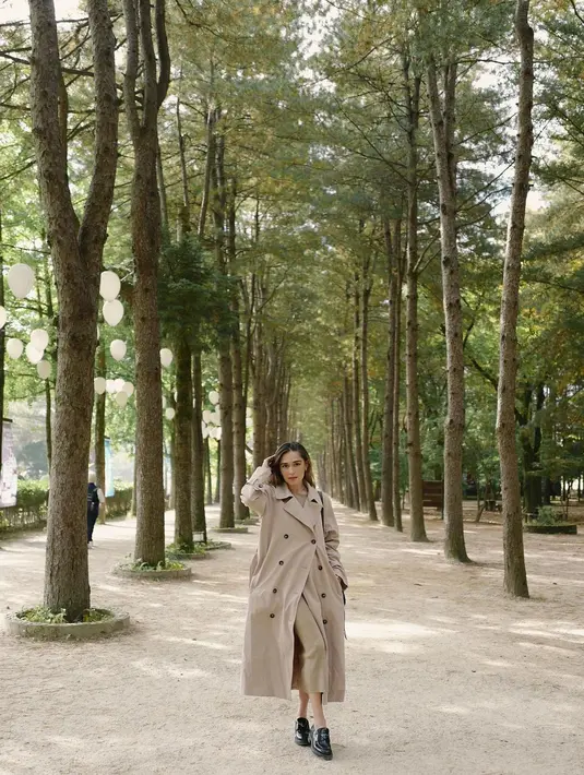 Simple tapi chic, cukup pilih dress dan trench coat serba warna khaki seperti Yasmine Wildblood ini [@yaswildblood]