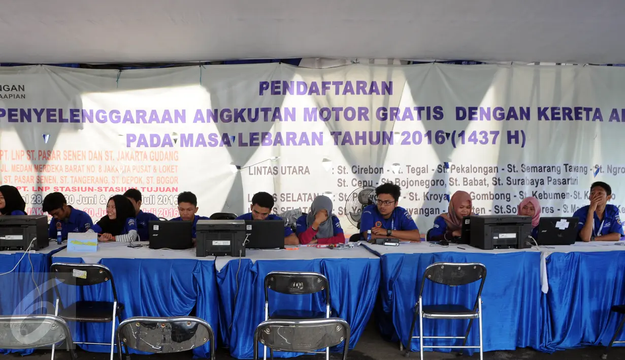 Petugas menunggu calon pemudik yang akan melakukan pendaftaran angkutan motor secara gratis Lebaran 2016 di Stasiun Senen, Jakarta, Sabtu (18/6). Program ini untuk mengurangi kepadatan & tingkat kecelakaan kendaraan bermotor. (Liputan6.com/Helmi Afandi)