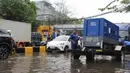 Sejumlah petugas dari Dinas Sumber Daya Air (SDA) DKI Jakarta melakukan upaya pemompaan air untuk mempercepat proses penanggulangan banjir. Tampak dalam foto, petugas Dinas Sumber Daya Air (SDA) DKI Jakarta menyalakan pompa air sebagai upaya penanggulangan genangan banjir yang belum surut di Jalan Gunung Sahari Raya atau tepat di depan Mangga Dua Square, Jakarta, Selasa (13/1/2026). (merdeka.com/magang/Rendi Saputra)