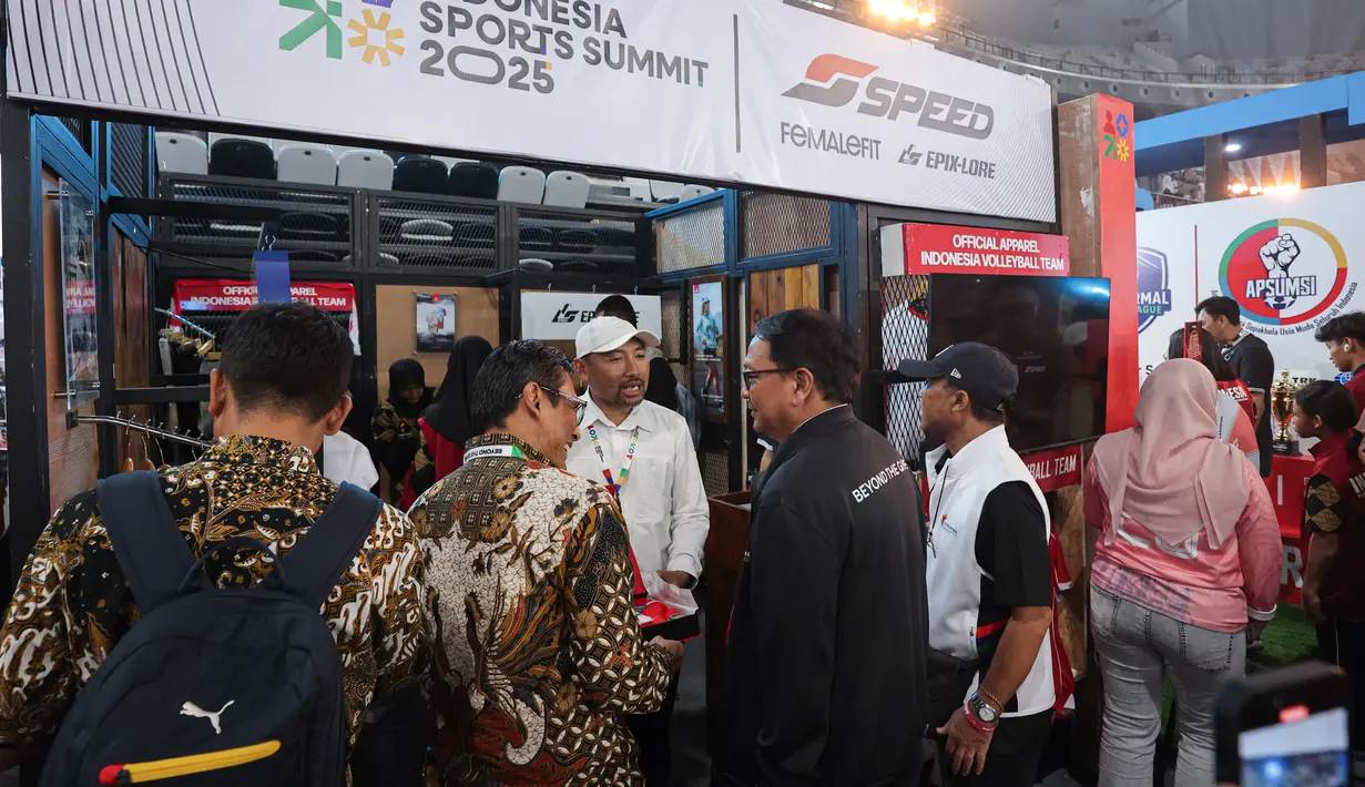 Indonesia Sports Summit 2025 diadakan untuk mempertemukan para penggerak dan perubahan industri olahraga. Tampak dalam foto, suasana beberapa stand peserta yang mengikuti gelaran Indonesia Sports Summit 2025 (ISS) di Indonesia Arena, Senayan, Jakarta, Sabtu (6/12/2025). (Bola.com/Abdul Aziz)