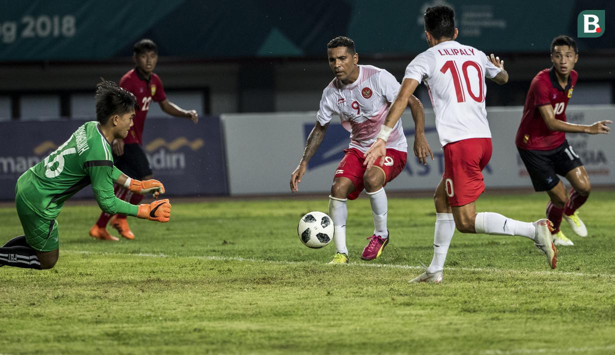Striker Indonesia, Alberto Goncalves, berusaha mencetak gol ke gawang Laos pada laga Asian Games di Stadion Patriot, Jawa Barat, Jumat (17/8/2018). (Bola.com/Vitalis Yogi Trisna)