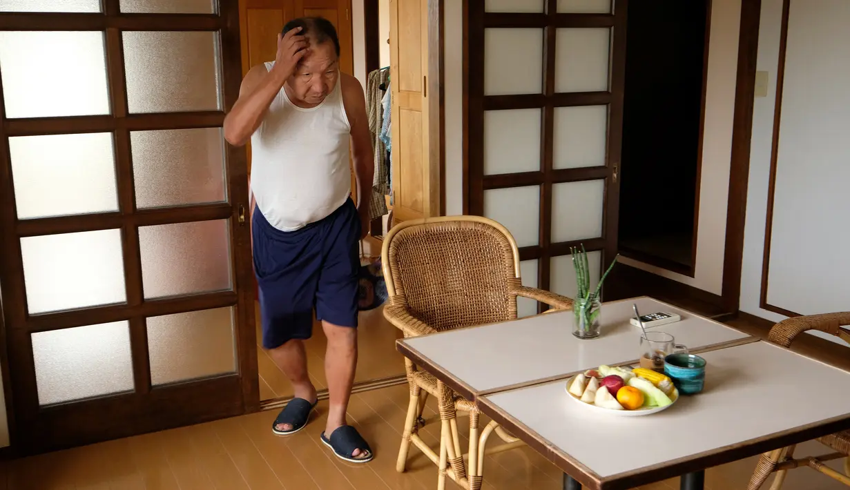 Mantan petinju profesional Jepang, Iwao Hakamada (82) yang divonis hukuman mati, berada di rumahnya, Hamamatsu, Prefektur Shizuoka, 28 Agustus 2018. Pengadilan mengeluarkan Hakamada dari sel isolasi meski tidak menghapuskan hukumannya. (KAZUHIRO NOGI/AFP)