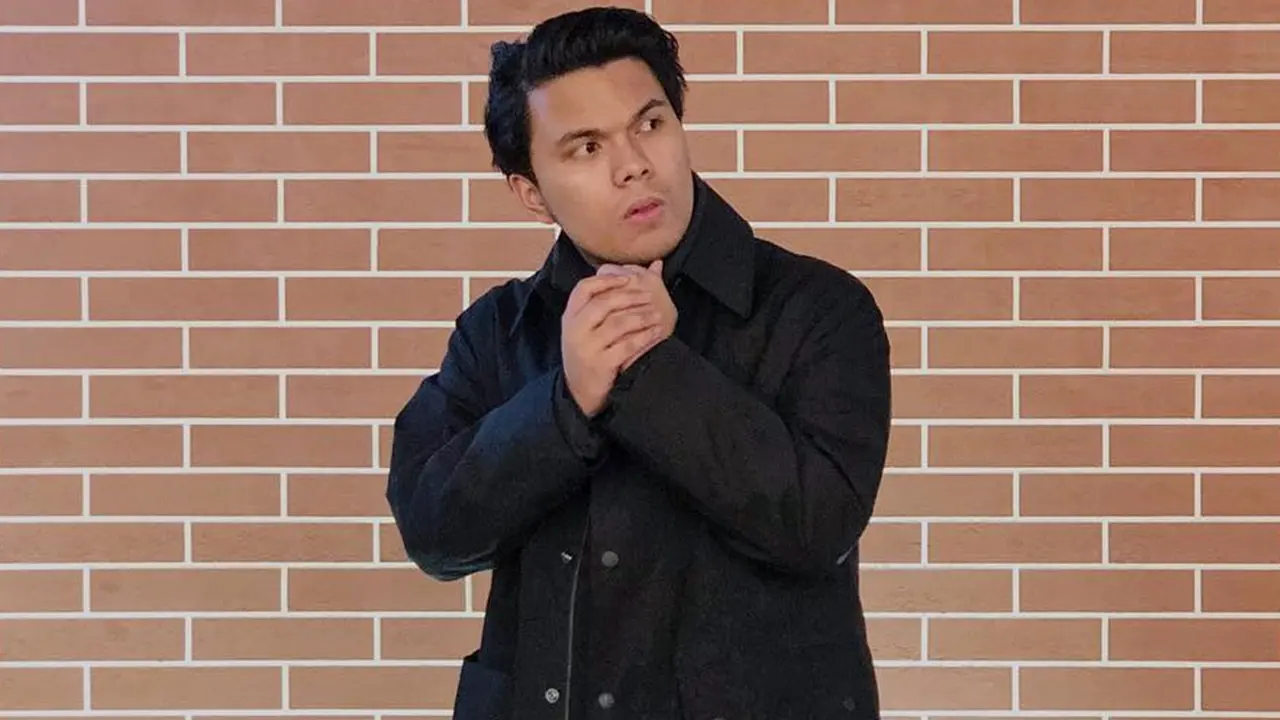 FOTO: Gaya Thariq Halilintar Pakai Outfit Hitam, Tampil Keren