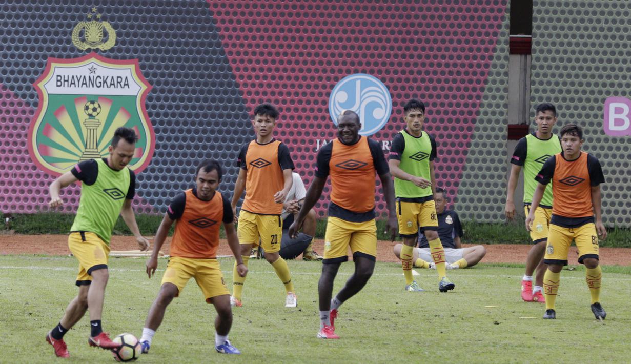 Para pemain Bhayangkara FC tampak fokus saat latihan jelang laga Piala Indonesia 2019 di Stadion PTIK, Jakarta, Kamis (31/1). Bhayangkara FC akan berhadapan dengan PSBL Langsa. (Bola.com/M. Iqbal Ichsan)