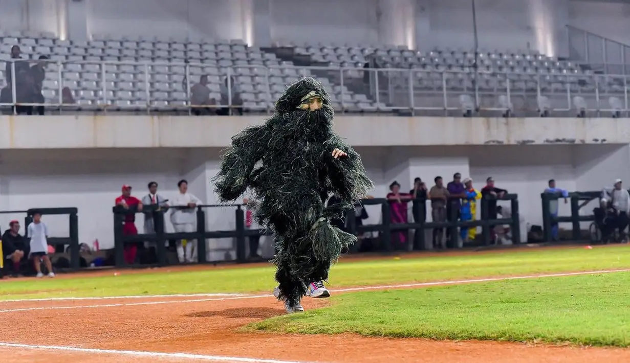 Istri Hanung Bramantyo itu terlihat kembali olahraga yang telah digeluti sejak belasan tahun, softball. @zaskiadyamecca.