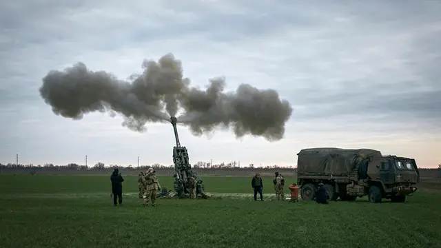 Pasukan Ukraina Gempur Rusia Pakai Howitzer M777 Pasokan AS di Kherson