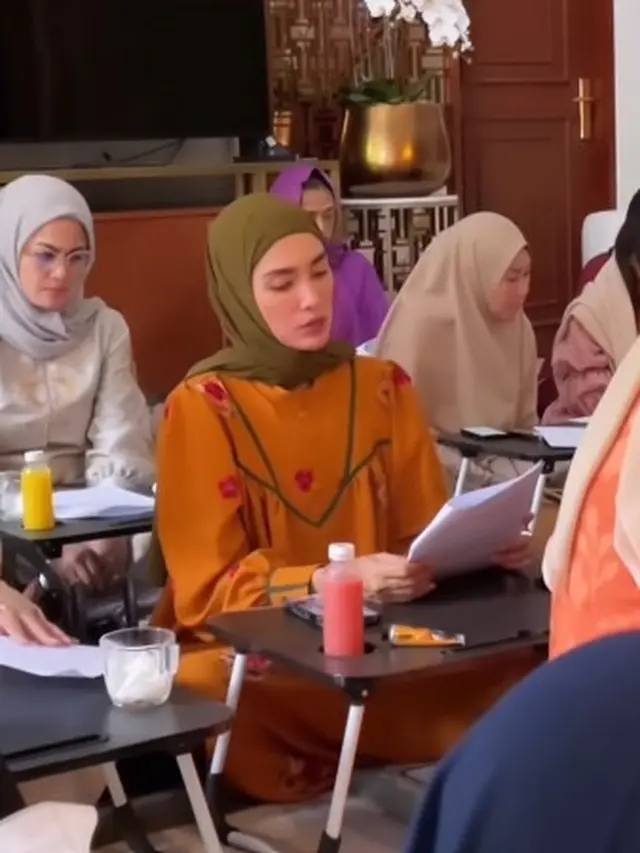 Ussy Sulistiawaty ikut pengajian (Instagram/ussypratama)