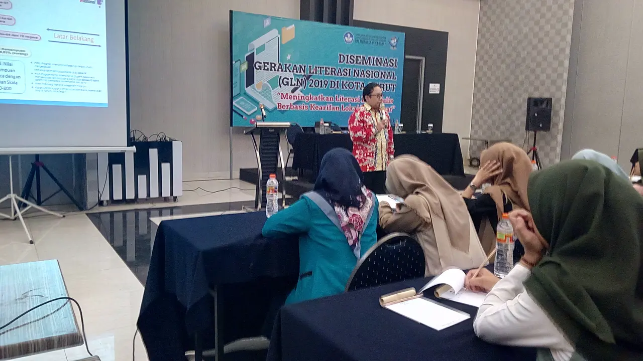 Kepala Balai Bahasa Provinsi Jawa Barat Umar Solikhan, tengah memberikan materi kepada 200 santri Garut, dalam peelatihan Diseminasi Gerakan Literasi Nasional di Garut, Jawa Barat