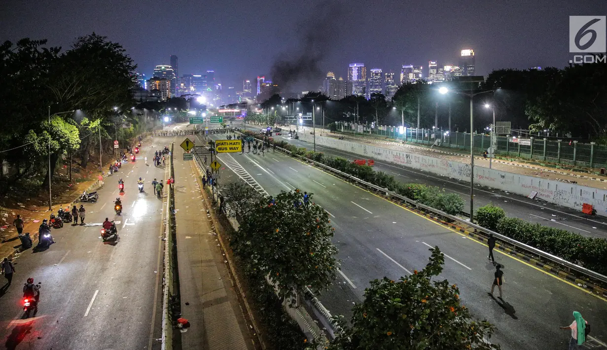 Suasana Jalan Tol Dalam Kota dan Jalan Gatot Soebroto pasca demonstrasi mahasiswa di depan Gedung DPR/MPR, Jakarta, Selasa (24/9/2019). Demonstrasi mahasiswa di depan gedung DPR RI berujung ricuh, polisi menembakkan gas air mata dan water cannon untuk membubarkan demo. (Liputan6.com/Faisal Fanani)