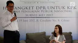 Direktur Program SMRC, Sirojudin Abbas (kiri) memberikan pemaparan terkait hasil survei yang baru saja dilakukan oleh SMRC, Jakarta, Kamis (15/6). Hasil survei SMRC menyebutkan bahwa publik masih percaya KPK sebesar 64%. (Liputan6.com/Johan Tallo) 